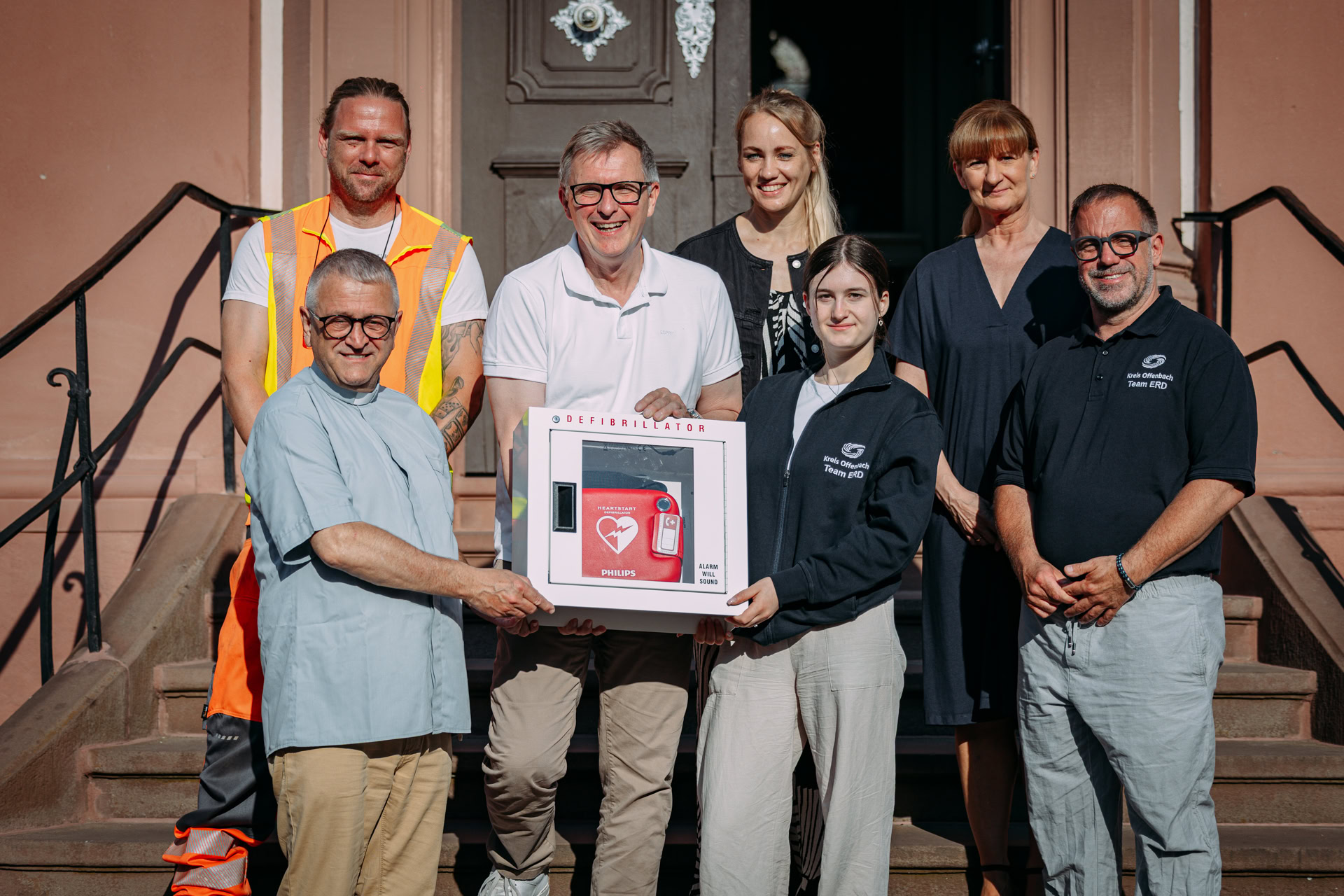 Lebensrettende Spende findet ihr neues Zuhause: Ein Defibrillator für Heusenstamm