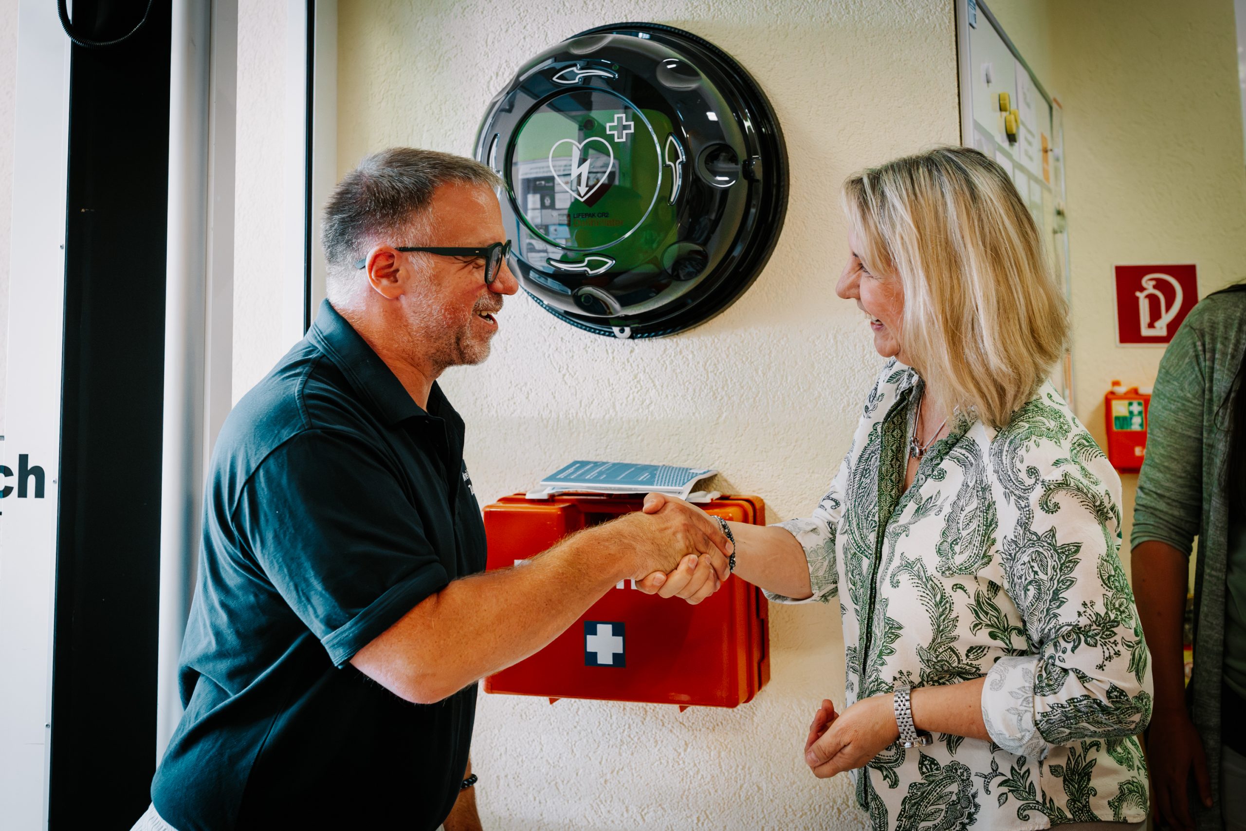 Neuer öffentlich zugänglicher AED stärkt Notfallversorgung in Dietzenbach-Steinberg